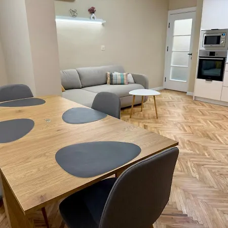 Cozy Cathedral Corner - 2 Mins Walk From The Main Pedestrian Street Apartment *