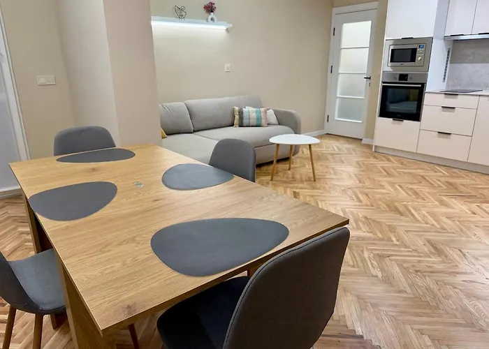 Cozy Cathedral Corner - 2 Mins Walk From The Main Pedestrian Street Apartment *