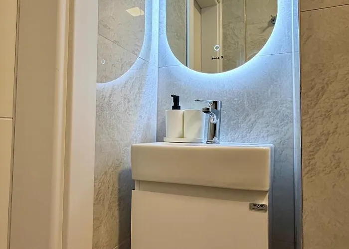 Cozy Cathedral Corner - 2 Mins Walk From The Main Pedestrian Street Apartment *