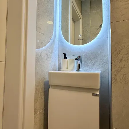 Cozy Cathedral Corner - 2 Mins Walk From The Main Pedestrian Street Apartment *