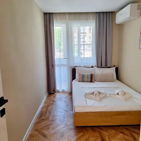 Апартаменти Cozy Cathedral Corner - 2 Mins Walk From The Main Pedestrian Street Варна